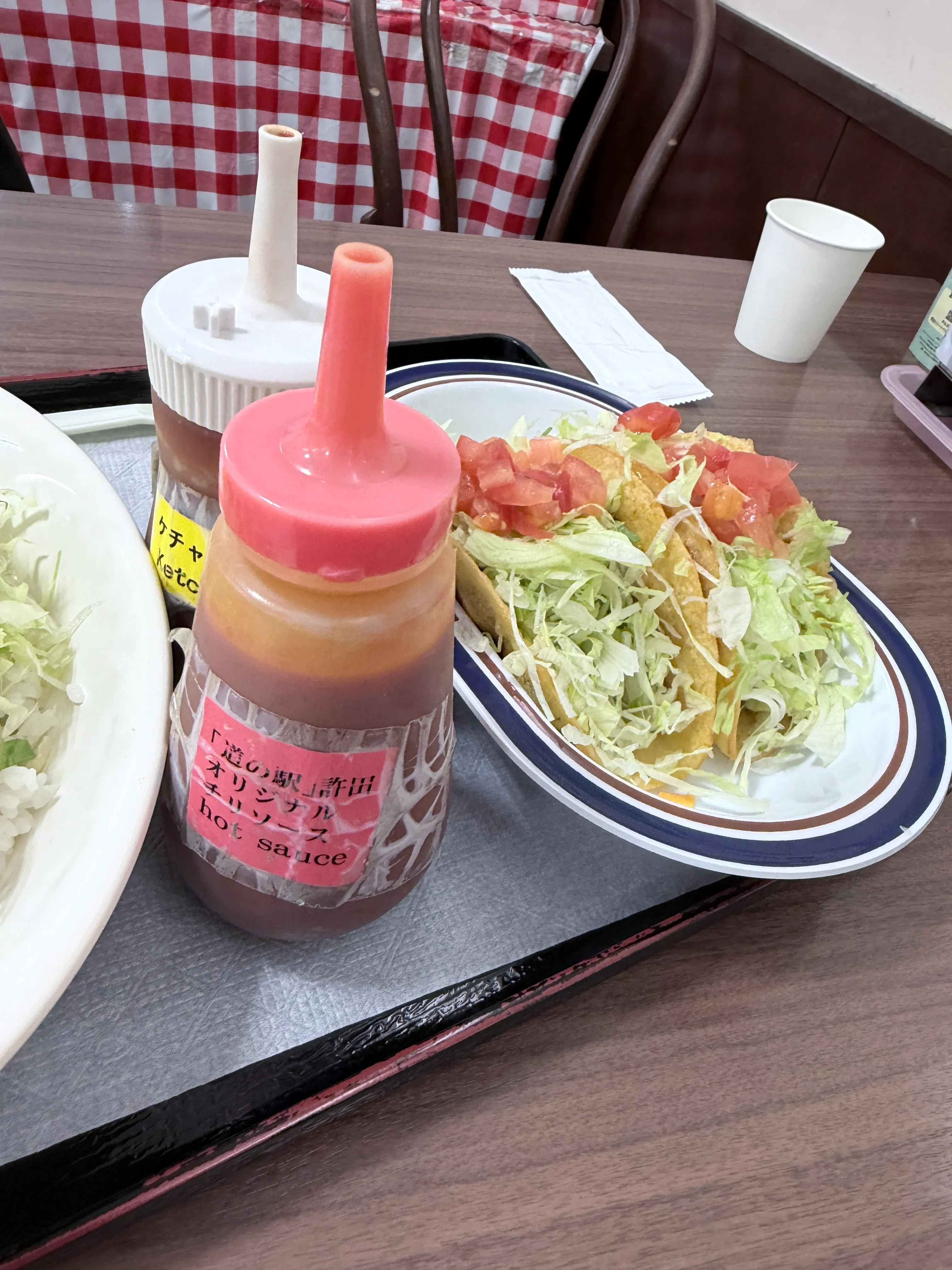 道の駅許田のタコス。トルティーヤにレタスとトマトがのった一品